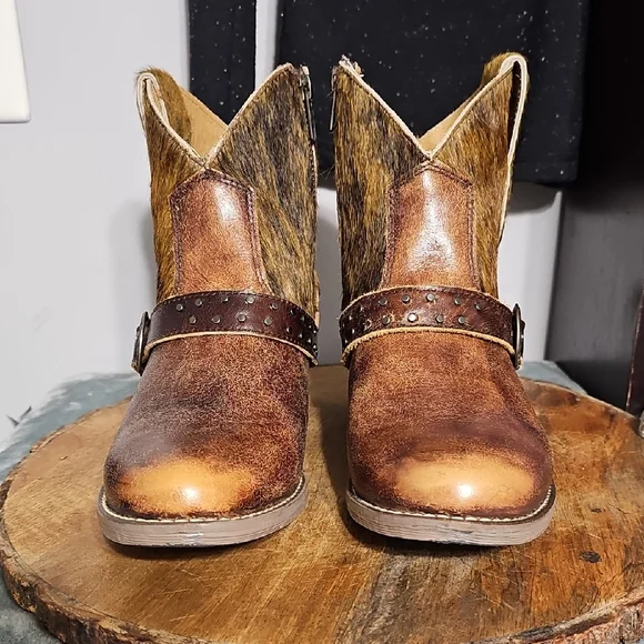 Stylish Brown Ankle Boots with Studded Strap - Picture 4 of 6